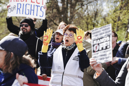 Simpatizantes demócratas protestaron en contra de Trump y de Elon Musk en Berlín.