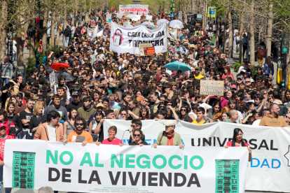 El Movimiento por la Vivienda de Granada (sur de España), junto a diversas asociaciones, organizó una manifestación en defensa del derecho a la vivienda.