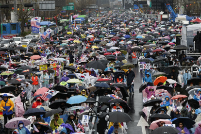 Partidarios del presidente destituido Yoon Suk-yeol se reúnen durante una manifestación en Seúl, Corea del Sur, este sábado 5 de abril de 2025.
