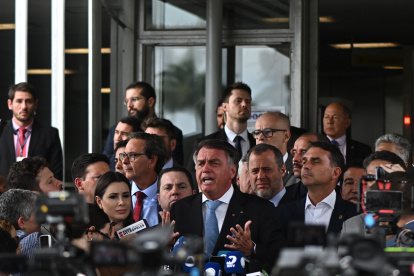 El expresidente de Brasil, Jair Bolsonaro, habla en una rueda de prensa en el Congreso Nacional, en Brasilia (Brasil), en una fotografía de archivo.