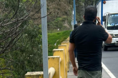 Las personas que circulaban por el puente de Guápulo alertaron a las autoridades.
