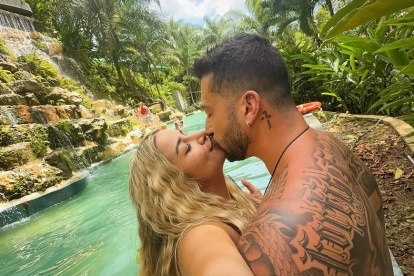 Con su novio, Carlos Navarro