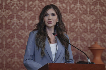 Kristi Noem, secretaria de Seguridad de Estados Unidos, durante una rueda de prensa en Bogotá, Colombia.
