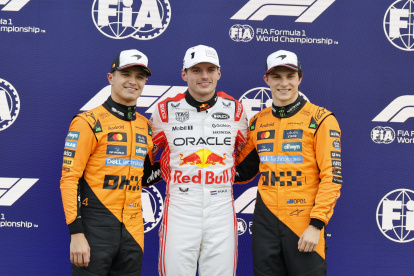 Mad Max (c) saldrá primero, delante de Lando Norris (i) y Oscar Piastri.