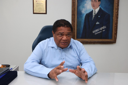 Jorge Guzmán, presidente de Emelec, celebra la oficialización de su directiva por parte del Ministerio del Deporte, dando inicio a su gestión 2025-2029.