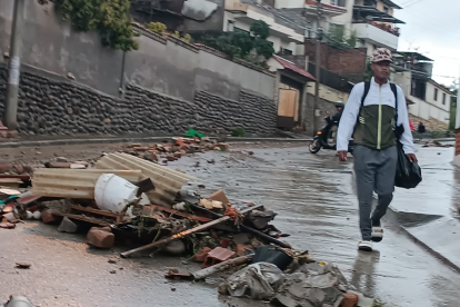 La avenida de Los Cerezos quedó convertida en un río de escombros tras la fuerte lluvia que cayó en Cuenca.