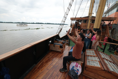 Turismo. Los jóvenes disfrutan de los paseos en las embarcaciones  en el río Guayas.