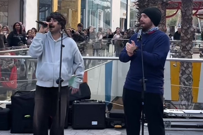 Feid e Ibai Llanos disfrutan de su concierto sorpresa en las calles de Barcelona