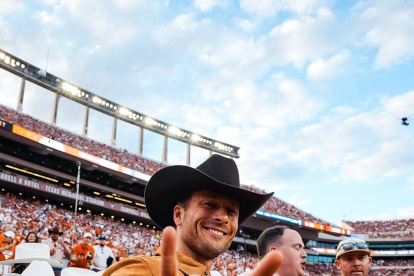 Smash Kitchen de Glen Powell llega con estilo, sabor y un evento de lanzamiento lleno de celebridades