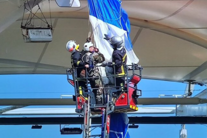 Soldado atrapado en el techo de un estadio.