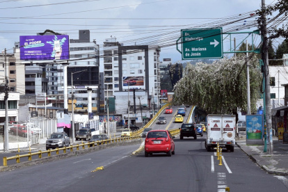 En la República y 10 de Agosto se espera contratar servicios para un mantenimiento mayor; se observa el desgaste.