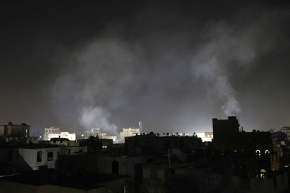 Milicias estadounidenses arremetieron contra varias zonas de hutíes en Saná, Yemen.