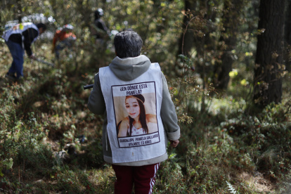 María del Carmen Volante, madre de Pamela Gallardo, desaparecida en 2017, durante una jornada de búsqueda en Ciudad de México.