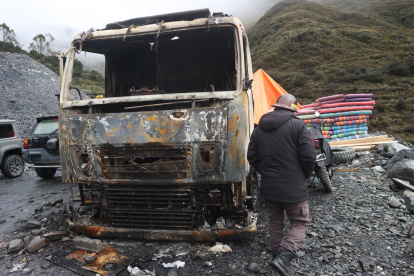El minero aurífero, Samuel Quispe, observa los escombros tras una explosión a un campamento minero este sábado 5 de abril, en Yani (Bolivia).
