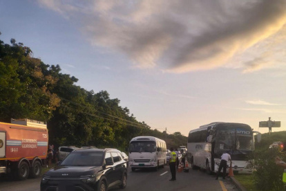 Dos buses de transporte interprovincial se impactaron en el kilómetro 80 de la vía Progreso - Guayaquil, la tarde de este domingo 6 de abril.