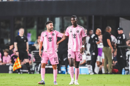 El delantero Allen Obando (d) tuvo su estreno con el Inter Miami.