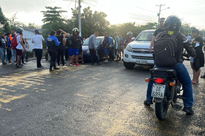 La escena generó conmoción entre decenas de transeúntes y residentes del sector.