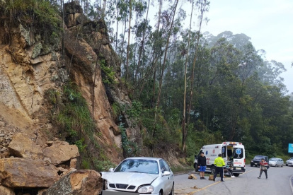 Dos personas resultaron heridas cuando su vehículo fue impactado por grandes rocas.