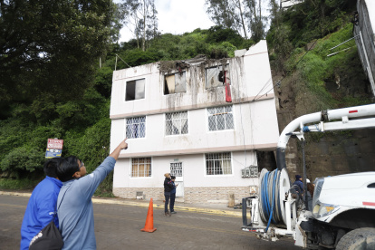 La mañana de este 7 de abril los trabajos de limpieza en Guápulo continuaban.
