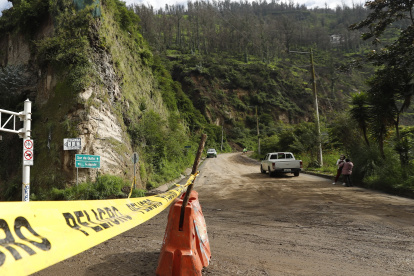 Un deslizamiento de tierra se registró entre la av. Simón Bolívar y Guápulo.