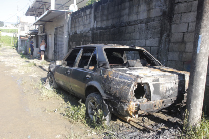 El atentado dejó varios vehículos incinerados