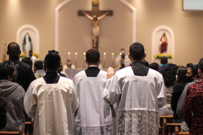 Fieles se preparan para participan en la Semana Santa en Ecuador
