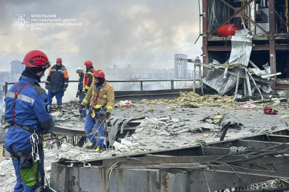 Socorristas ucranianos trabajan en medio de estructuras destruidas tras ataques rusos.