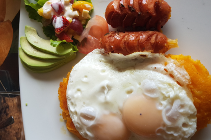 El llapingacho, un clásico de la gastronomía ecuatoriana, se destaca entre los 50 mejores platos de comida callejera del mundo, destacando por su sabor y autenticidad.