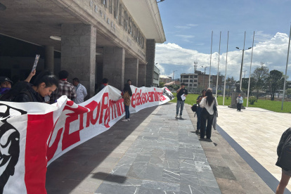 En los exteriores del Teatro Universitario se congregaron decenas de jóvenes este 7 de abril.