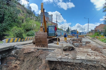 En la Avenida del Tejar, el desbordamiento de la quebrada Balzay provocó el colapsó del pavimento.