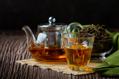 Relaja tu cuerpo y mente con una taza de té. Conoce los beneficios psicológicos comprobados de esta bebida ancestral