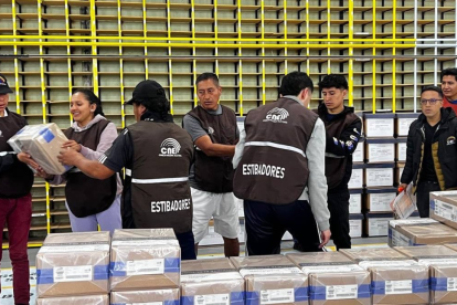 Distribución de papeletas electorales.