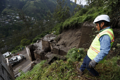 Daños. La vivienda de tres pisos que colinda con la quebrada resultó afectada. Las familias fueron evacuadas, mientras que los muebles quedaron bajo el lodo.