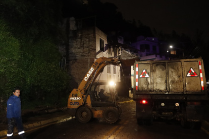 Desde la tarde del 6 de abril de 2025, maquinaria pesada del Municipio retiró los escombros de la av. De Los Conquistadores.