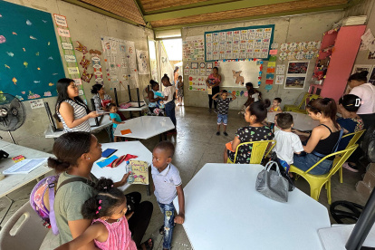 Migrantes adolescentes asisten a clases este lunes, en la ciudad de Tapachula en Chiapas (México).