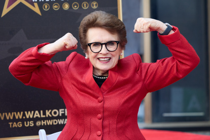 Billie Jean King celebra tras serle entregada una estrella inédita en el deporte.