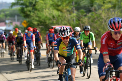 La ecuatoriana Miryam Núñez, con su nuevo equipo, el Team Macizo Banrural de Guatemala (c), tuvo un rendimiento sostenido a lo largo de las 5 etapas.