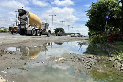 Vía. El carril derecho de la avenida Samborondón, a la altura de la Plaza Batán, está lleno de lodo y de agua empozada. El pavimento de los carriles habilitados presenta baches.