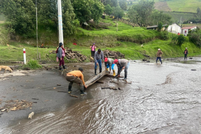 Moradores de Chinalo Bajo, trabajan en la limpieza de la vía después del aluvión.