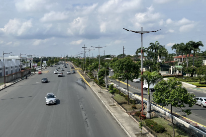 Señalética. En la avenida Samborondón carece de señales longitudinales; los usuarios reclaman por la división de carriles.