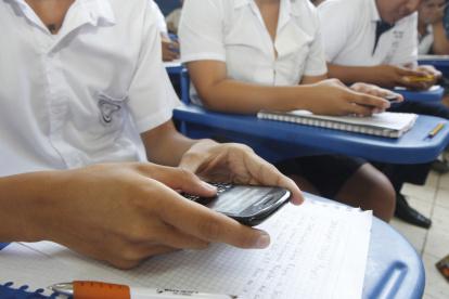 Tecnología. El Ministerio de Educación prevé restringir el uso de celulares en los colegios; solo se permitiría para los estudiantes del bachillerato.