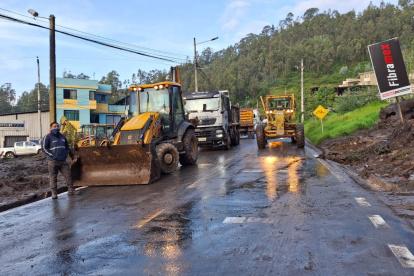 Maquinaria municipal acudió al sector para realizar las labores de limpieza.