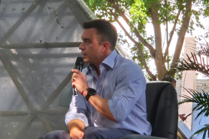 Daniel Noboa durante su conversatorio en la Universidad Casa Grande, donde presentó sus propuestas de reelección en educación, empleo y seguridad para Ecuador.