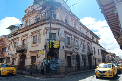 Riesgo. Una propiedad del Ministerio de Salud Pública registra deterioro visible de su fachadas y fue clausurada por representar un riesgo.