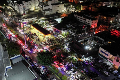 Ambulancias y policías se reúnen alrededor de la discoteca colapsada en Santo Domingo, República Dominicana.