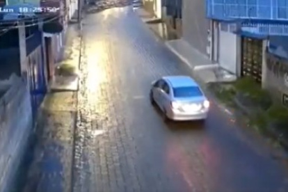 El vehículo fue sorprendido por un torrente de agua, lodo y piedras.