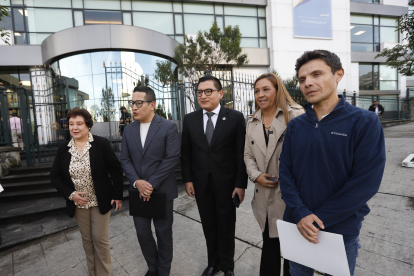 En la imagen, cinco de los seis concejales que firmaron el documento.