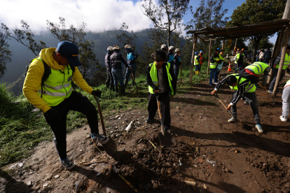 Los jóvenes limpiaron los escombros en Guápulo, tras el deslizamiento.