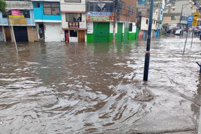 Una de las emergencias por la fuerte lluvia se atendió en Turubamba, en el sur.