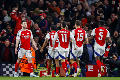 London (United Kingdom), 08/04/2025.- Declan Rice of Arsenal (L) celebrates with his teammates after scoring the 1-0 goal during the UEFA Champions League quarter-final 1st leg match between Arsenal FC and Real Madrid in London, Britain, 08 April 2025. (Liga de Campeones, Reino Unido, Londres) EFE/EPA/TOLGA AKMEN
